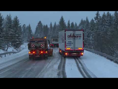 Wintereinbruch im Oberharz: LKW stecken trotz Fahrverbot auf der B4 fest - Winterdienst im Einsatz