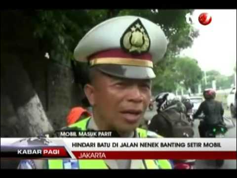 Ada - Ada aja Hindari Batu di Jalan, MOBIL RAISA Masuk Parit