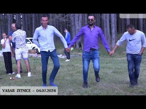 POGLEDAJTE OVA TRI MOMKA KAKO PREDIVNO IGRAJU PEŠTERSKO KOLO NA VAŠARU BRAVO MOMCI I SVAKA VAM ČAST