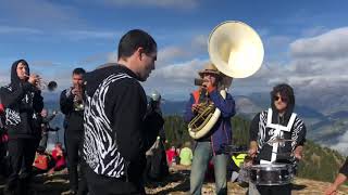 ZeBRASS - Agafant l’horitzó (Txarango Cover En Directe)