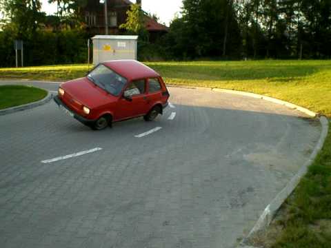 Ostre wejście Maluchem.