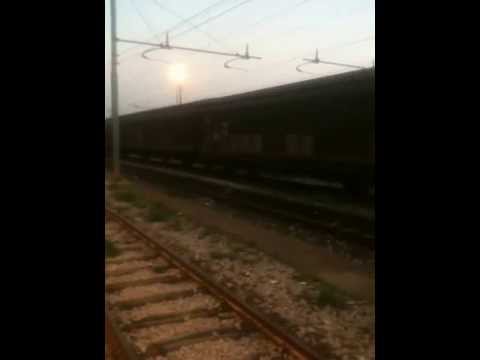 E655-451+ E655-079 con carri chiusi in partenza dal fascio merci della Stazione di Battipaglia