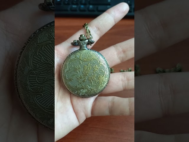 Vídeo relacionado con VALICLUD Reloj De Bolsillo Vintage con Diseño Hueco Clásico Cuarzo Delicado y Cadena Larga Collar Elegante para Hombre y Mujer Regalo Retro Funcional