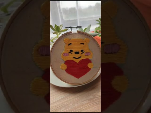 Vídeo relacionado con Juego de 36 platos de papel, vasos y servilletas de papel para cumpleaños infantiles, diseño de Winnie the Pooh