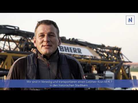 Krantransport und -montage im historischen Stadtzentrum von Venedig