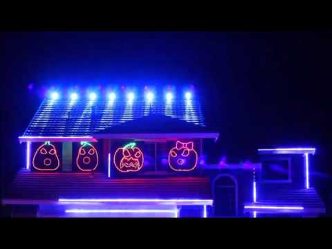 House puts on Disney villain themed Halloween light show