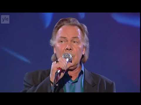 Kari Tapio-Tyttö metsässä (Estradilla: Kari Tapio)