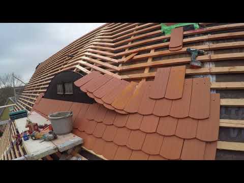 Fledermausgaube eindecken mit Biberschwanz - Denkmalschutz Gebäude in Colditz - Dachdecker