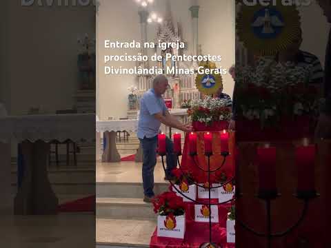 Entrada da procissão de Pentecostes na igreja. Divinolândia MG