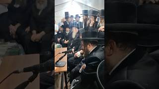 האדמו״ר מקרעטשניף כפר עטה בניחום אבלים אצל האדמו״ר ממעזבוז על פטירת אשתו
