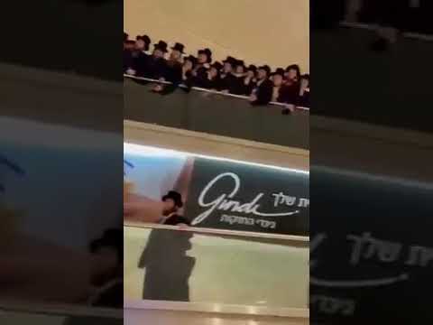 Chassidim See Off Viznitz Rebbe R' Mendel On His Way To The US - Cheshvan 5782