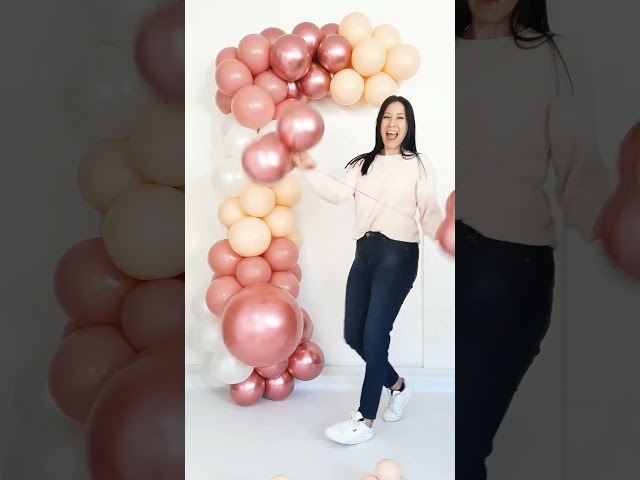 Vídeo relacionado con Kit de Guirnalda de Arco de Globos Negros y Plateados, 134 globos metálicos cromados plateados y negros de diferentes tamaños para cumpleaños, graduación, baby shower, decoración de fiesta de