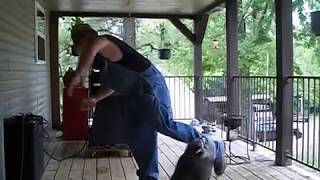 Американец танцует со своим домашним енотом