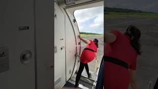 Download lagu Pramugari Cantik Wings Air Tutup Pintu Pesawat ATR 72-600 Persiapan Take Off 😁😁👍👍🥰🥰 mp3