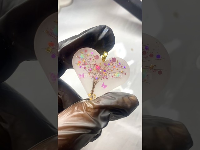 Vídeo relacionado con 250 piezas de accesorios en miniatura, bonitos abalorios de resina de dibujos animados a granel, resina de caramelo, flatback, manualidades y adornos, para manualidades, álbumes de recortes, jardín en