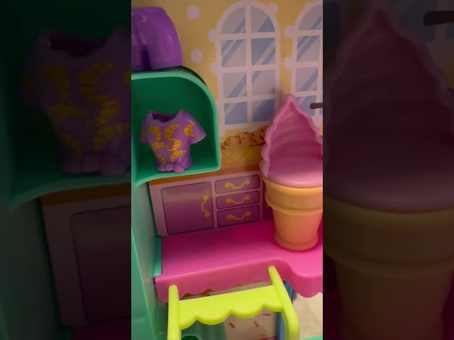 Vídeo relacionado con Polly Pocket Estuche Conejito de pícnic, Conjunto de Juego con muñeca, Juguete de Viaje con una minimuñeca, una Mascota y Accesorios temáticos de Fruta, como Fresas, JKC47
