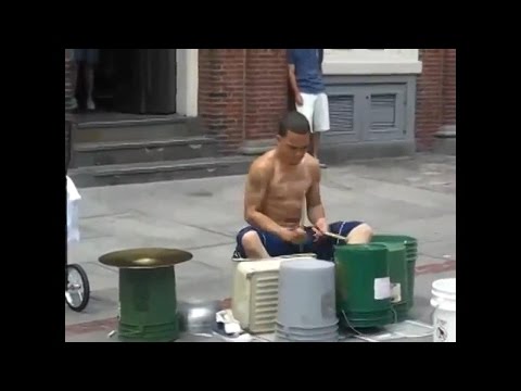 Niesamowity uliczny perkusista