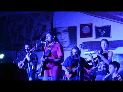 Demi Carabajal y Roxana Carabajal "cielo o infierno" peña casa de Carlos.-