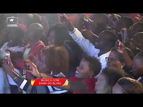 DAMA DO BLING DESFILA CLASSE NO PALCO DO MAIOR PROGRAMA DAS FAMÍLIAS MOÇAMBICANAS