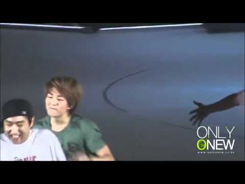 [Fancam] Onew playing-splashing water  + open up bottle with teeth 101226 SHInee 1st concert