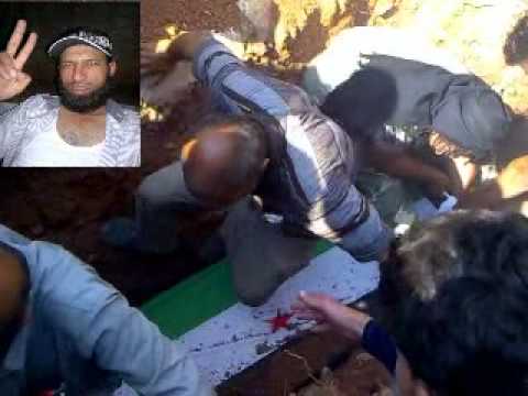 لحظة دفن جثمان الملازم أول أحمد الفج قائد لواء شهداء الأتارب