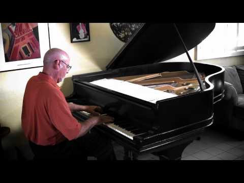 Alex Darqui briefly playing "microcosm" a Jaco Pastorius composition