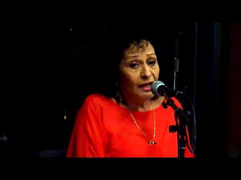 Beatriz Márquez interpretando "Contigo en la distancia"