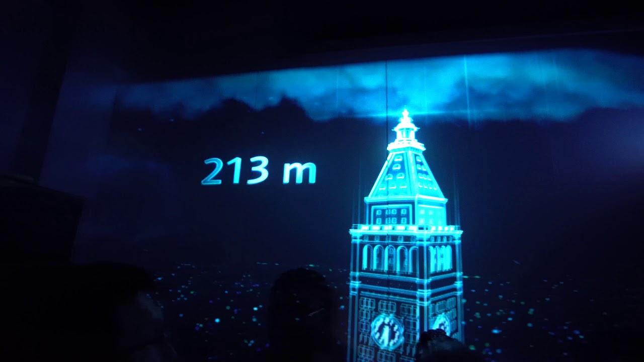 Construits par Otis (coucou Tower of Terror), les ascenseurs de la Burj Khalifa atteignent les 125 étages en une minute chrono à la vitesse de 9 m/s. Inspirez un grand coup, débouchez vos oreilles, et montez avec nous au sommet.