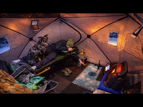Wintercamping in einem kleinen isolierten Eisfischerzelt