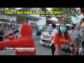 DETIK DETIK AMBULANCE MELEWATI KERUMUNAN DI JALAN SAAT IRAMA DOPANG SEDANG MENGHIBUR PENONTON