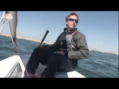 帆走の仕方 - 片手でのファーストセイル。7のパート2：どこに座るか (How to Sail - Single Handed First Sail: Part 2 of 7: Where to sit)