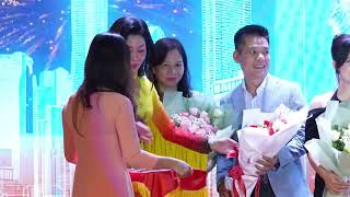 BNC Medipharm tặng hoa và kỷ niệm chương cho Đại biểu tham dự lễ kỷ niệm 15 năm thành lập