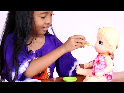 Unboxing Mainan Anak Perempuan Boneka bayi - Baby Alive Snackin Lily feeding Playdoh Food