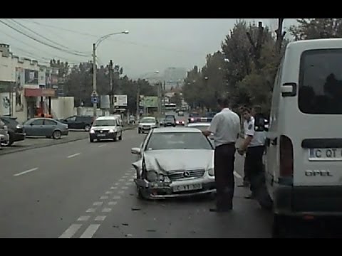 mOLDOVA / cHISINAU / ACCIDENT   STR vADUL LUI vODA  VS uZINELOR  26.08.2013