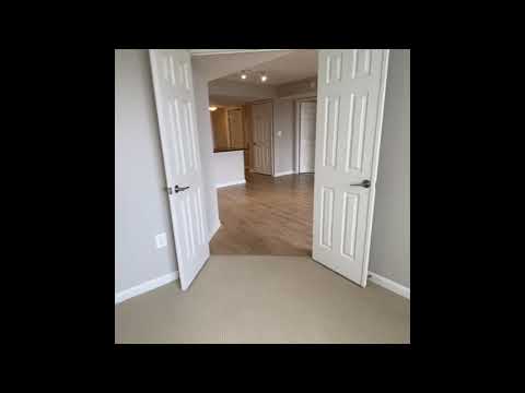 Take a Tour of the Easton (1B with Den) Floor Plan