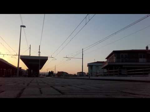 Il transito serale dell'ETR 500 Frecciarossa che effettua il FR 9809, stazione di Montesilvano.