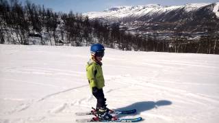 preview picture of video 'Geilo -  Blue slopes from Kikut by 5 year old'