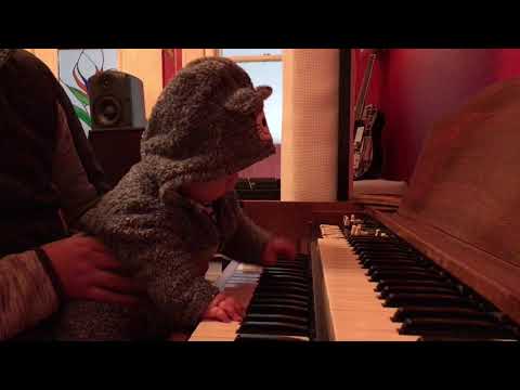 Max 'the Bear' Wieland rockin' the Hammond M3 organ