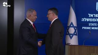 ראש הממשלה בנימין נתניהו וח"כ גדעון סער בהצהרה משותפת (עדכוני משרד ראש הממשלה) - התמונה מוצגת ישירות מתוך אתר האינטרנט יוטיוב. זכויות היוצרים בתמונה שייכות ליוצרה. קישור קרדיט למקור התוכן נמצא בתוך דף הסרטון