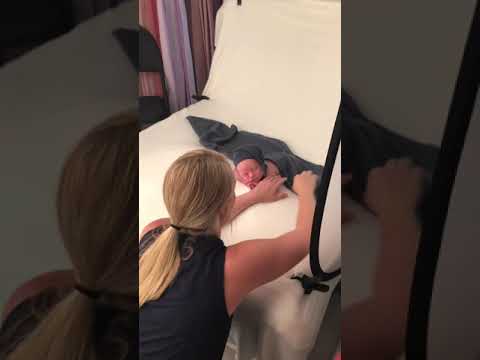 Newborn Photography - Newborn Posing Tips on Beanbag #newbornphotography