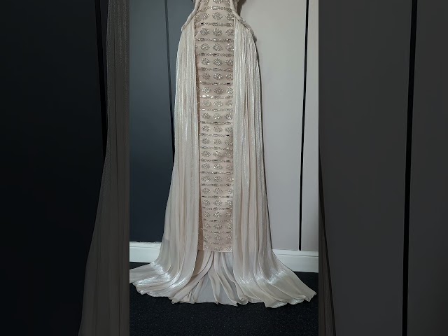 فستان سهرة فاخر باللون البيج الذهبي (Champagne/Nude) ذو قصة كورسيه.