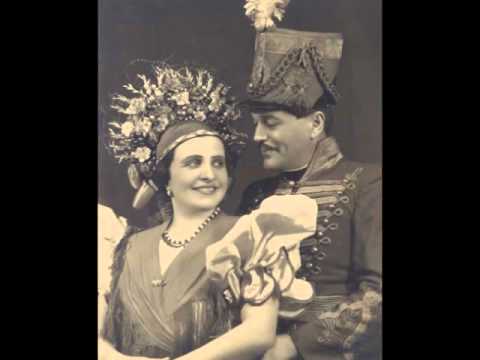 Hajlik a jegenye: Nagy Izabella énekel