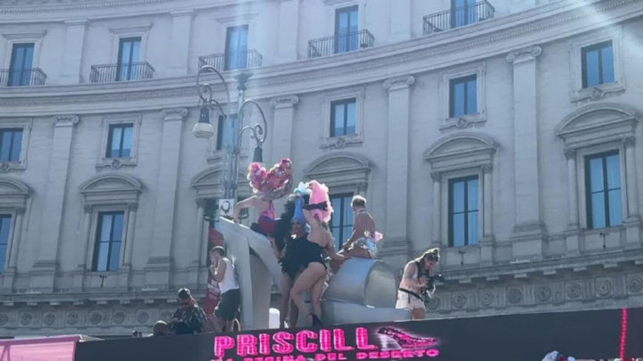 "Priscilla, la regina del deserto" balla sul carro del Muccassassina al Pride di Roma