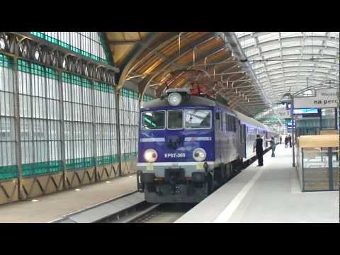 EP07-365 z TLK "Piast" relacji: Wrocław Gł. - Gdynia Gł. odjeżdża ze stacji początkowej
