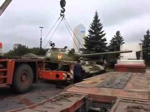 Militia of Donetsk take tank frome the WWII museum