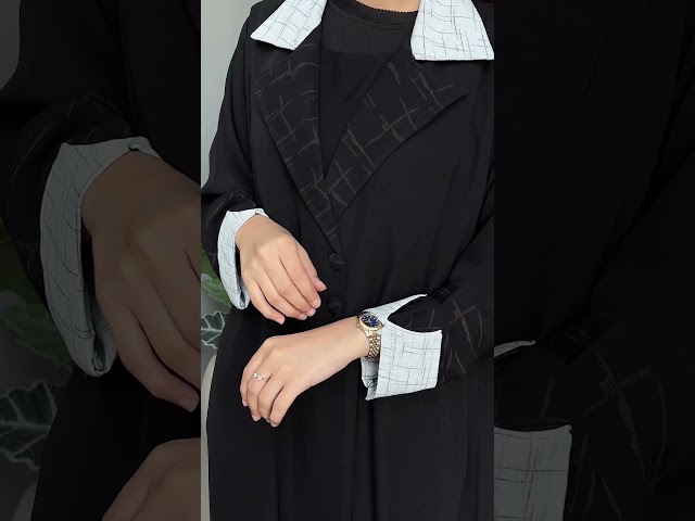 عباية بياقه واكمام بيضاء