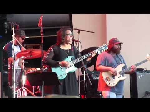 Alabama Shakes - Always Alright (BlackBerry Keep Moving Experience, w/ Alicia Keys, Maria Gadu)
