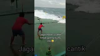 Download lagu NEKAT!!!PELAUT INI MELAWAN OMBAK TINGGI #kapal #pelaut #kapallaut #pelautindonesia #tanker #tongkang mp3