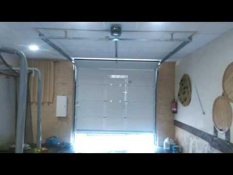 Puerta seccional con puerta peatonal integrada