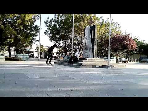 Rodar en SKATE aplicándole TRICKS